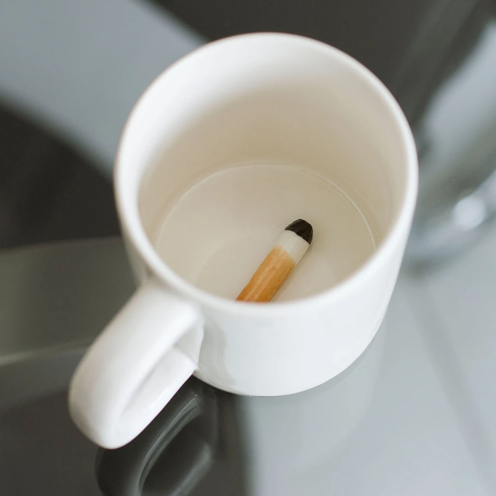 Gertuvė Thumbs Up Cigarečių išdaigų puodelis