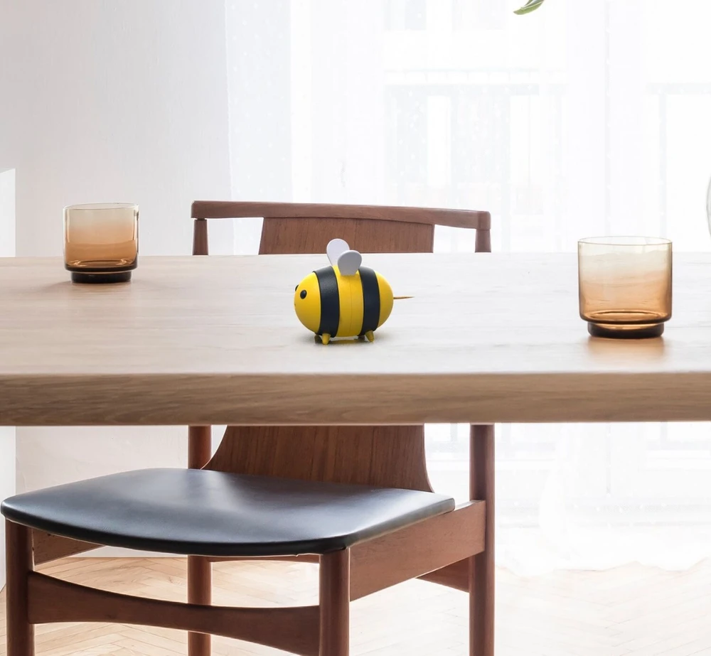 Gertuvė „Winkee“ dantų krapštukų dozatorius „Bee“ – kompaktiškas