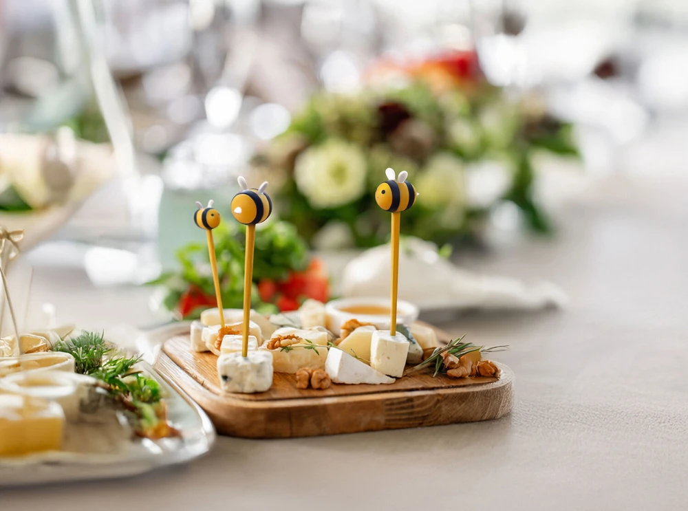 Gertuvė „Winkee“ – lazdelės – bičių maisto rinkinių rinkinys – ryškiai geltonos ir juodos spalvos – maždaug 3 colių
