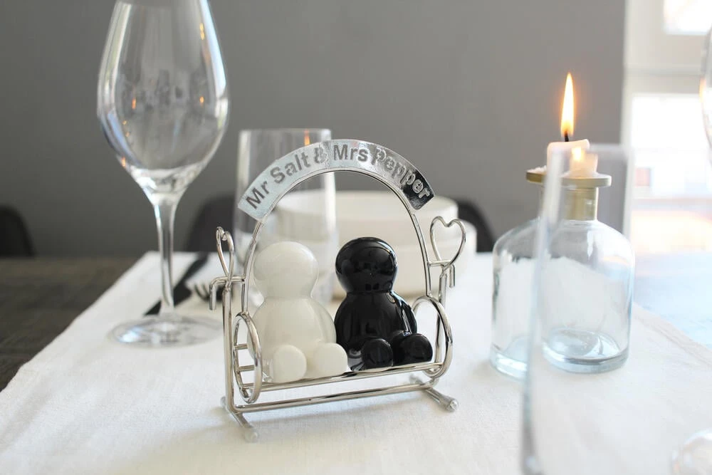 Gertuvė „Winkee“ – „Mr Salt Mrs Pepper Shakers“ – druskos ir pipirų dozatorius