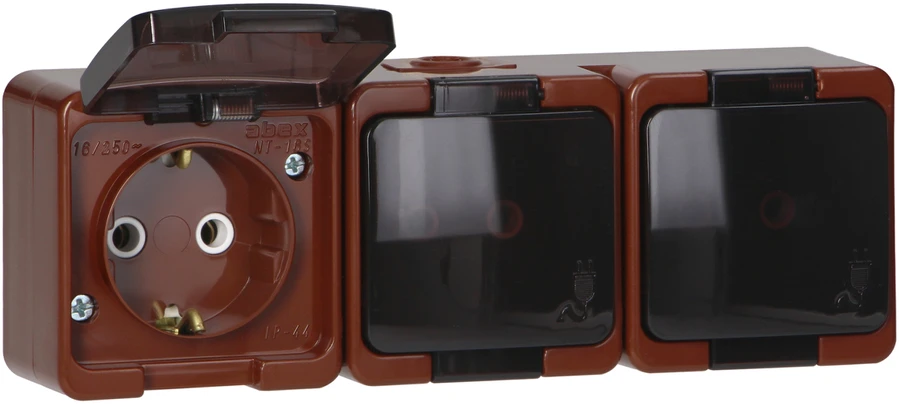 Gniazdo Lizdas Trigubas lizdas 3x 2P+Z SCHUKO atsparus purslams su dūmų sklende IP44, SMART, rudas