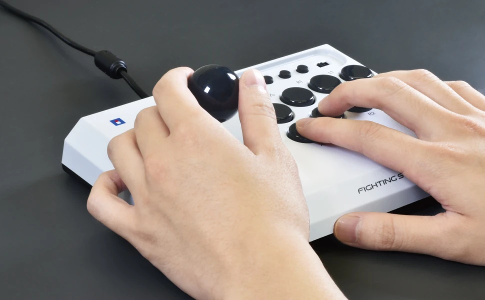 HORI – „Fighting Stick Mini“, skirta „PlayStation®5“ – balta – 8 x 6 colių