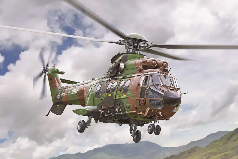 Italeri Eurocopter AS332 Super Puma sraigtasparnio modelis 1/72, 25,5 cm