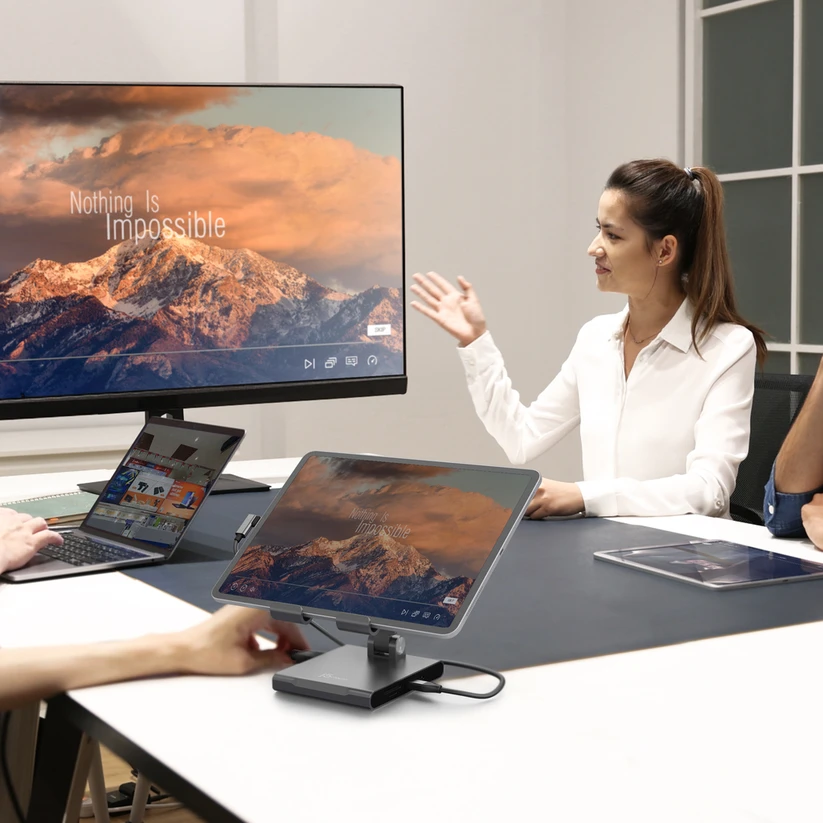 „J5create“ – daugiakampis stovas su prijungimo stotele, skirtas „iPad Pro“