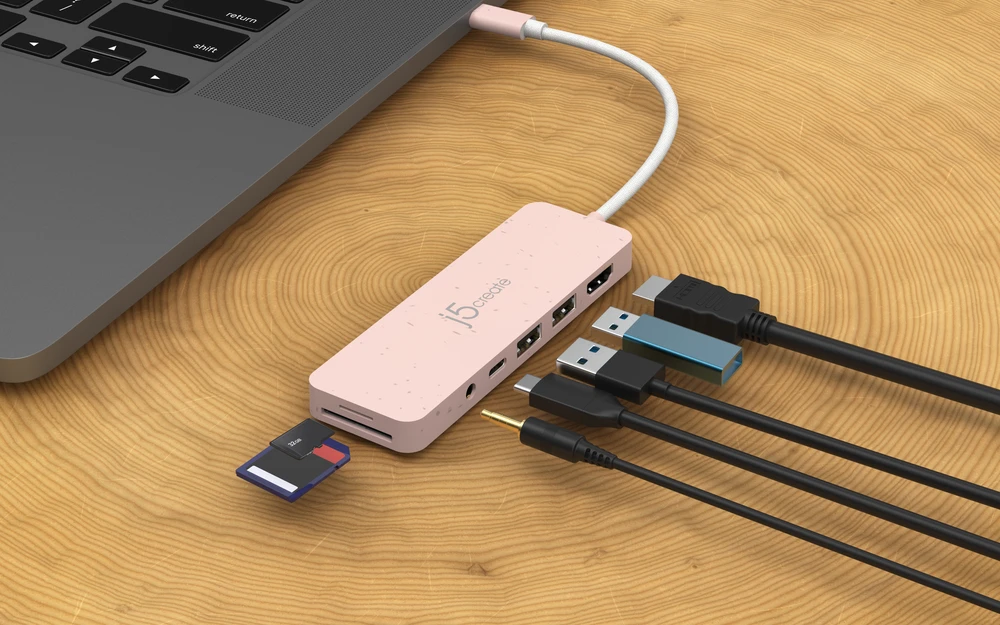 „J5create“ – ekologiškas USB-C kelių prievadų šakotuvas su maitinimo šaltiniu – rožinis
