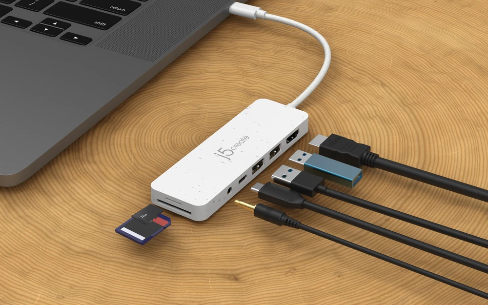 „J5create“ – ekologiškas USB-C kelių prievadų šakotuvas su maitinimo šaltiniu – baltas