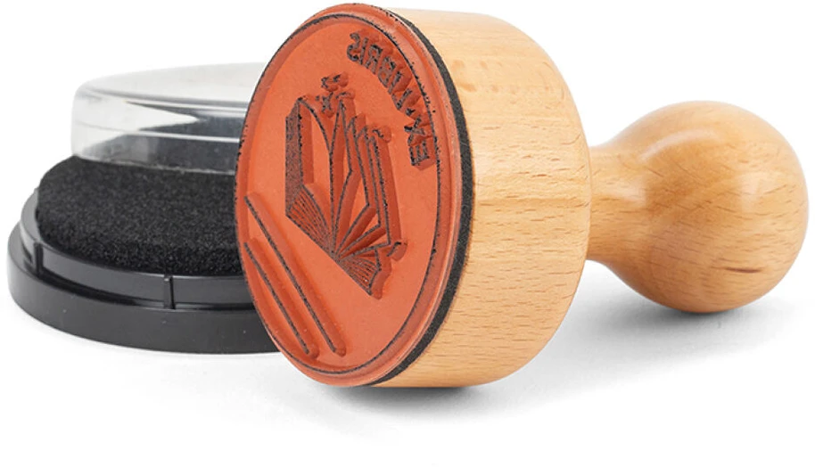 „Kikkerland“ – „Ex-Libris“ knygų antspaudas – antspaudo skersmuo: 2,25 colio, rašalo pagalvėlės skersmuo: 3,25 colio, rašalo pagalvėlės aukštis: 0,75 colio