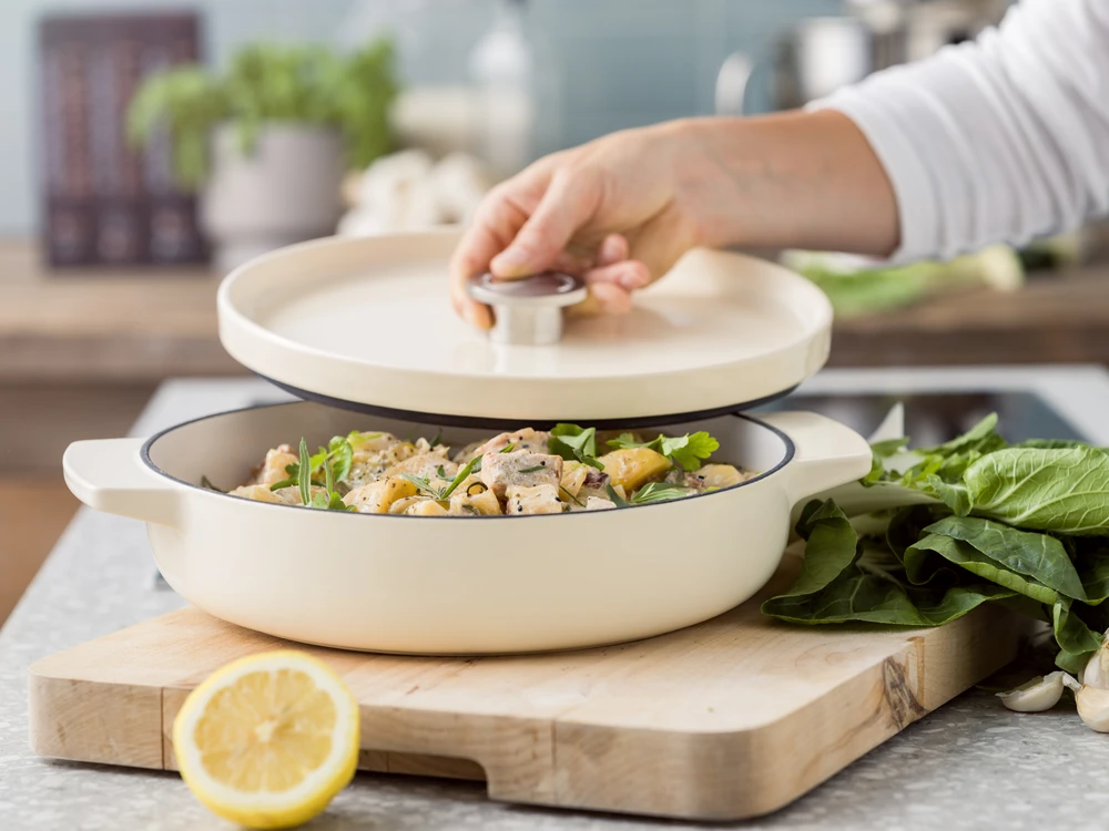 KitchenAid - KA-CI negilus ketaus keptuvės dangčiu - migdolų kremo skonio - 26 cm