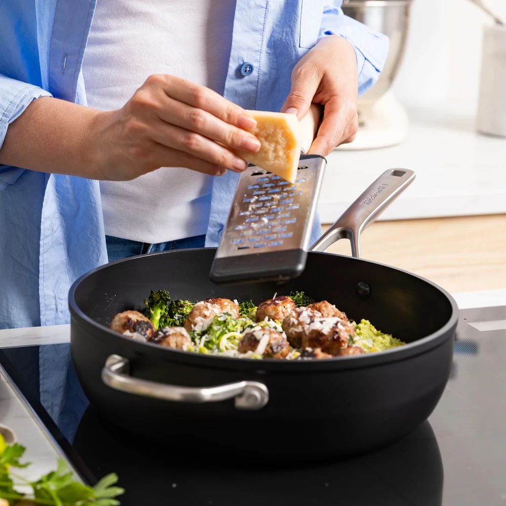 KitchenAid - Kaltinė grūdinto aliuminio keptuvė su dangčiu ir pagalbine rankena - juoda - 28 cm