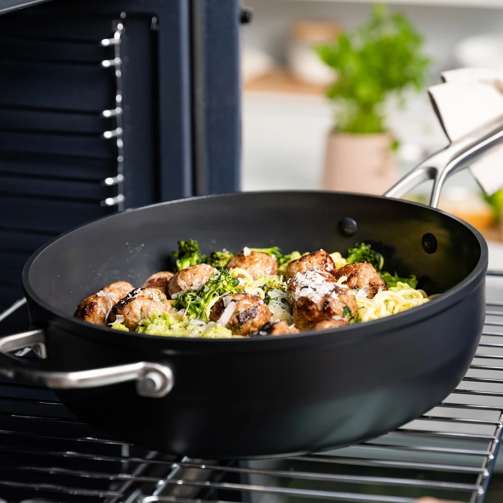 KitchenAid - Kaltinė grūdinto aliuminio keptuvė su dangčiu ir pagalbine rankena - juoda - 28 cm