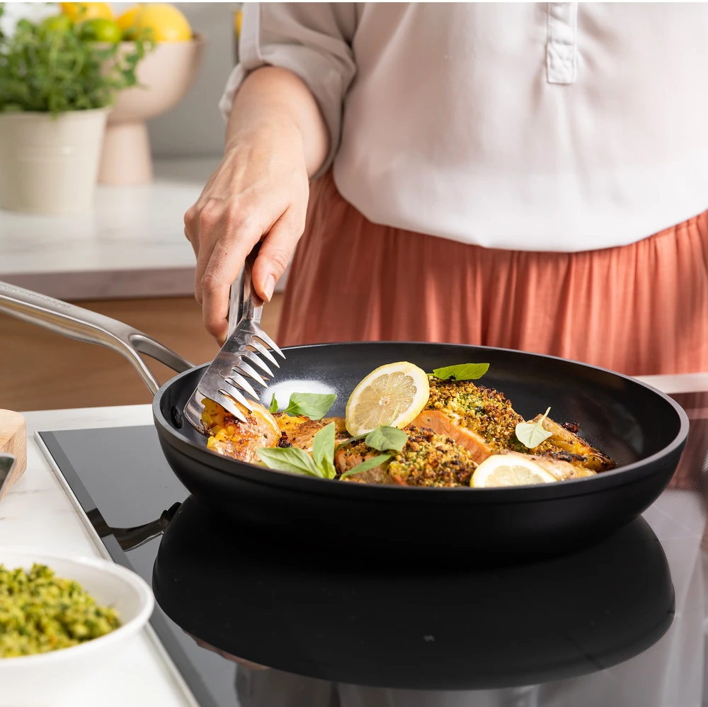 KitchenAid - Kaltinė grūdinto aliuminio keptuvė - juoda - 30 cm