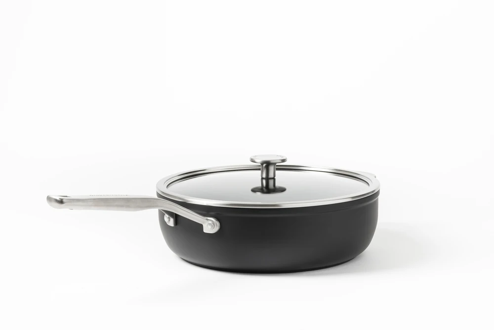 KitchenAid - Kaltinė grūdinto aliuminio keptuvė su dangčiu ir pagalbine rankena - juoda - 28 cm
