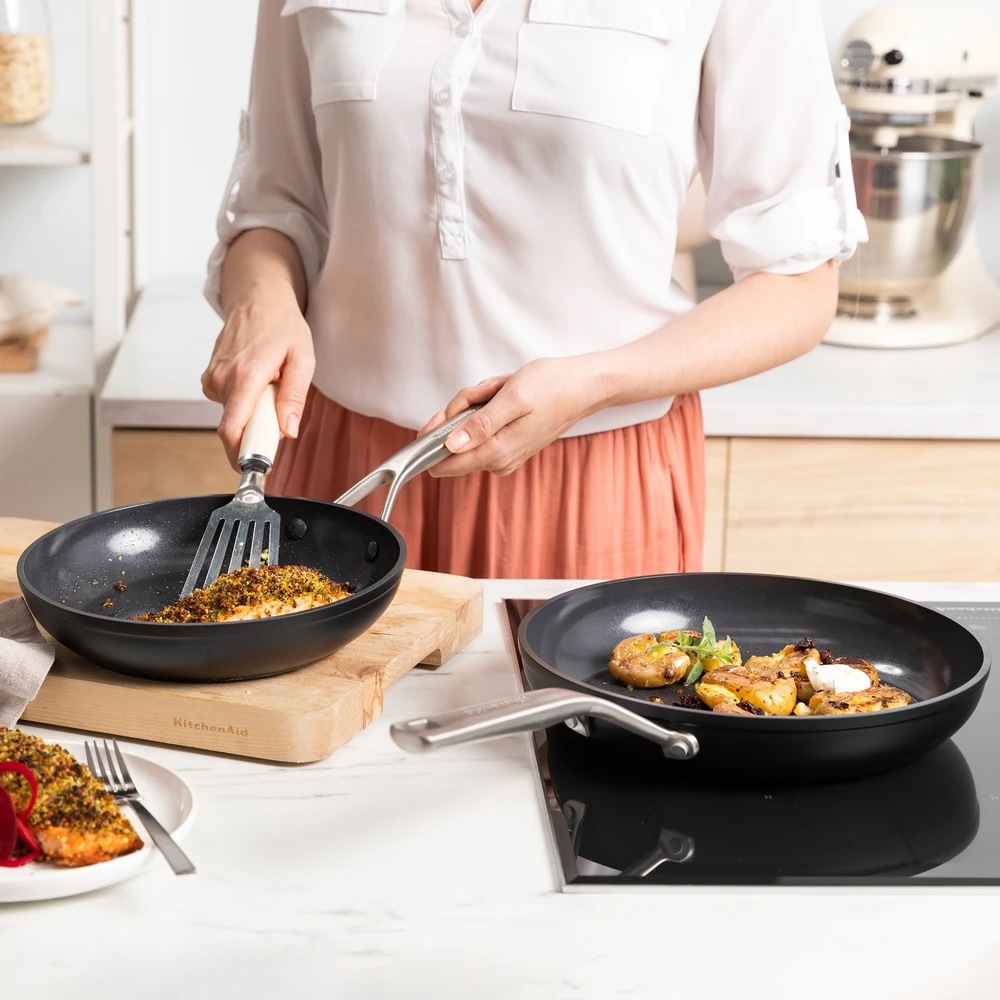 KitchenAid - Kaltinio grūdinto aliuminio keptuvių rinkinys, 3 vnt. - juodos - 20 cm, 24 cm, 28 cm