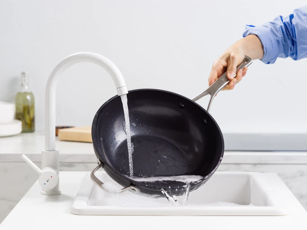 KitchenAid - Kaltinis grūdinto aliuminio vokas su pagalbine rankena - juodas - 30 cm