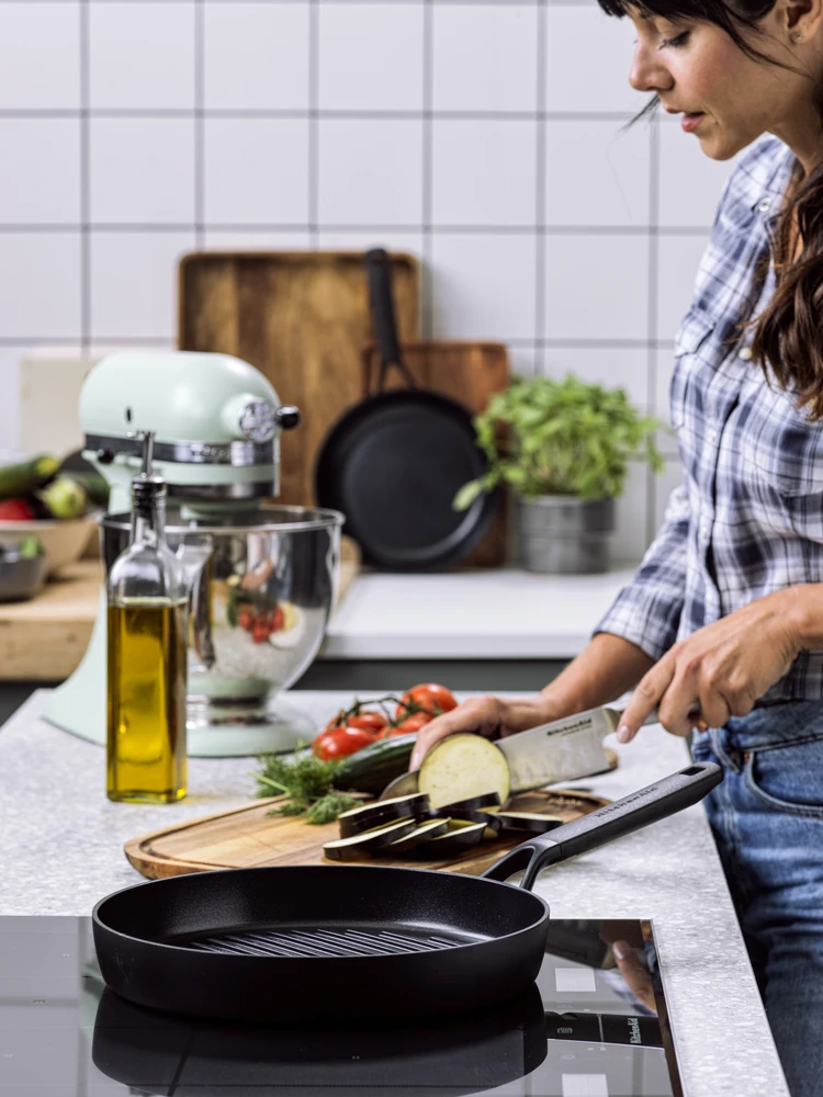 KitchenAid - Klasikinė kaltinė apvali keptuvė - juoda - 28 cm