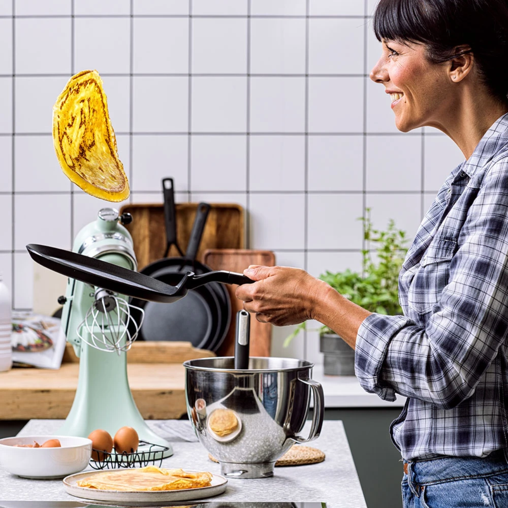 KitchenAid - Klasikinė kaltinė blyninė - juoda - 24 cm