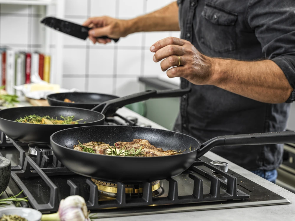 KitchenAid - Klasikinė kaltinė keptuvė - juoda - 28 cm