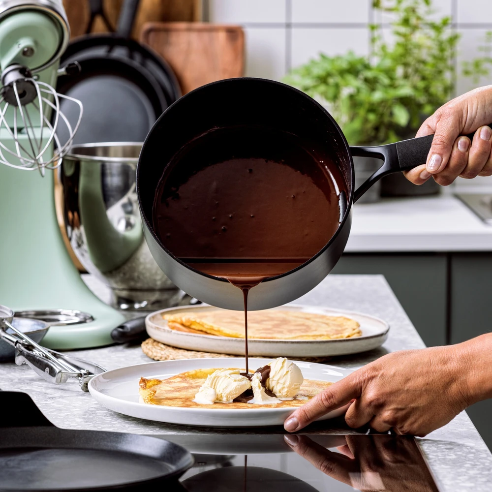KitchenAid - Klasikinis kaltinis puodas - juodas - 16 cm / 1,5 l