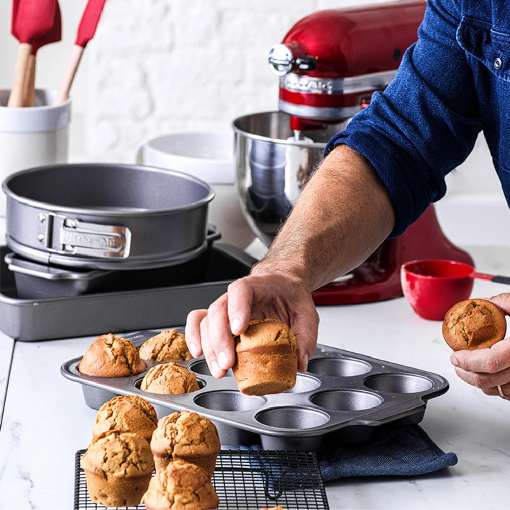 KitchenAid - Metalinė keksiukų kepimo forma - sidabrinė