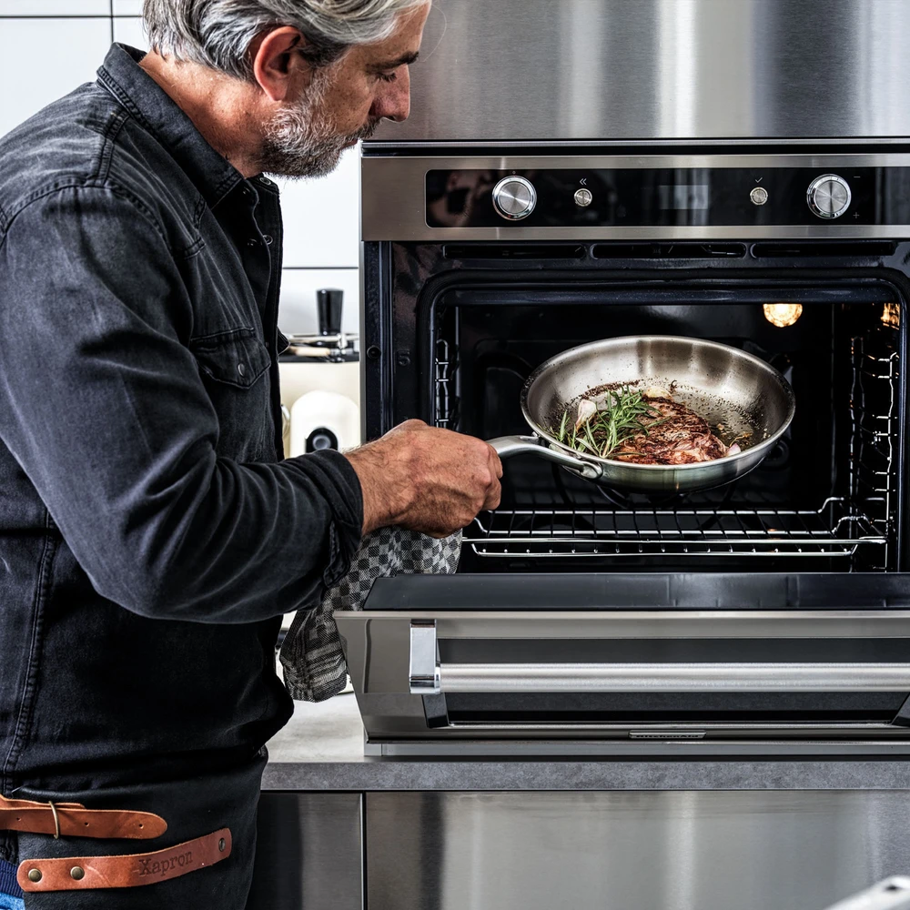 KitchenAid - „Multiply“ 4(7) dalių rinkinys be dangčio: puodas 16 cm / 1,5 l su dangčiu, troškintuvas 20 cm / 3,11 l su dangčiu, troškintuvas 24 cm / 4,91 l su dangčiu, keptuvė 24 cm - sidabrinė