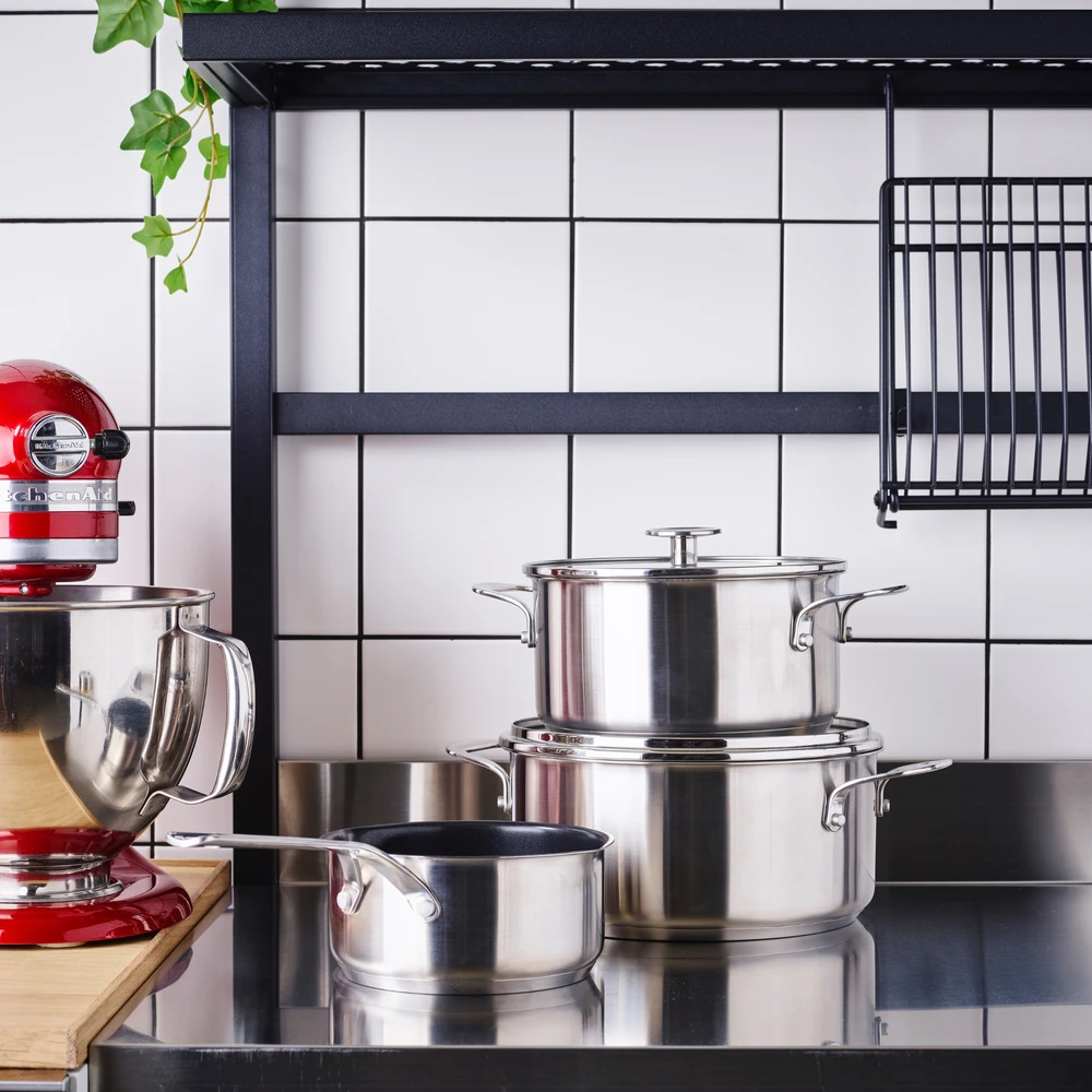 KitchenAid - Nerūdijančio plieno lakštų rinkinys: 20 cm troškintuvas su dangčiu, 24 cm troškintuvas su dangčiu, 16 cm puodas (be dangčio) - sidabro spalvos