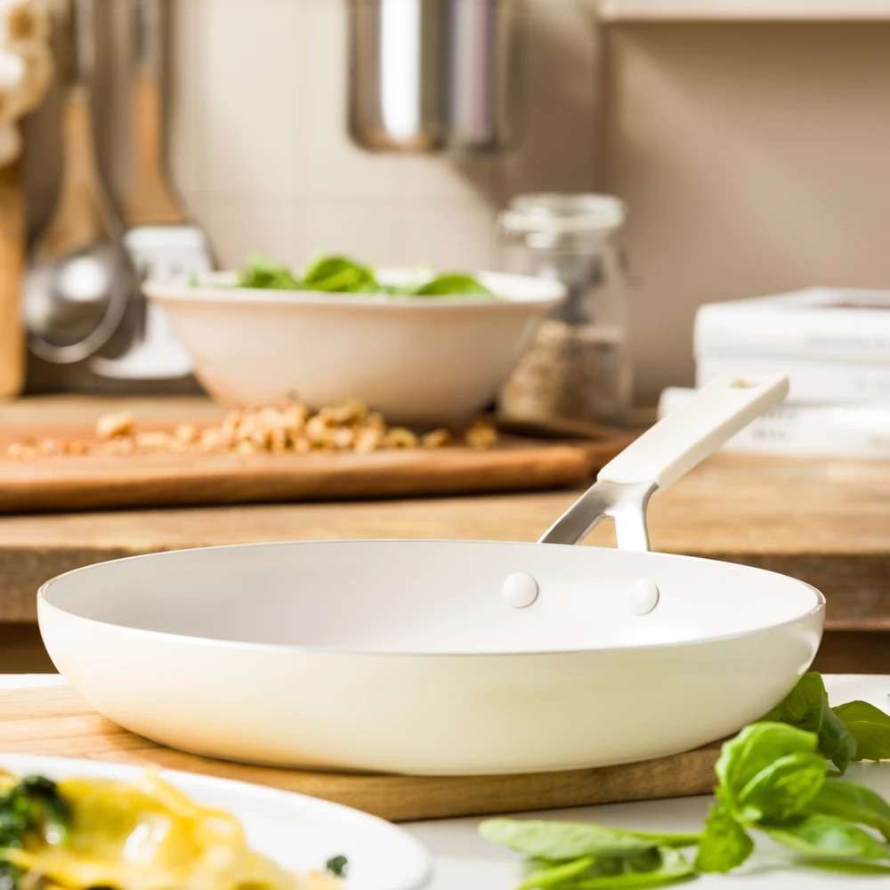 KitchenAid - Spalvota aliuminio keptuvė - migdolų kremo spalvos - 28 cm