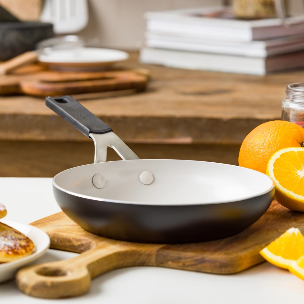 KitchenAid - Spalvota aliuminio keptuvė - matinės juodos spalvos - 20 cm