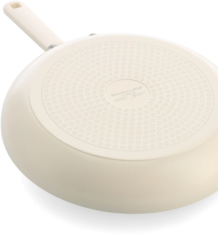KitchenAid - Spalvota aliuminio keptuvė - migdolų kremo spalvos - 28 cm