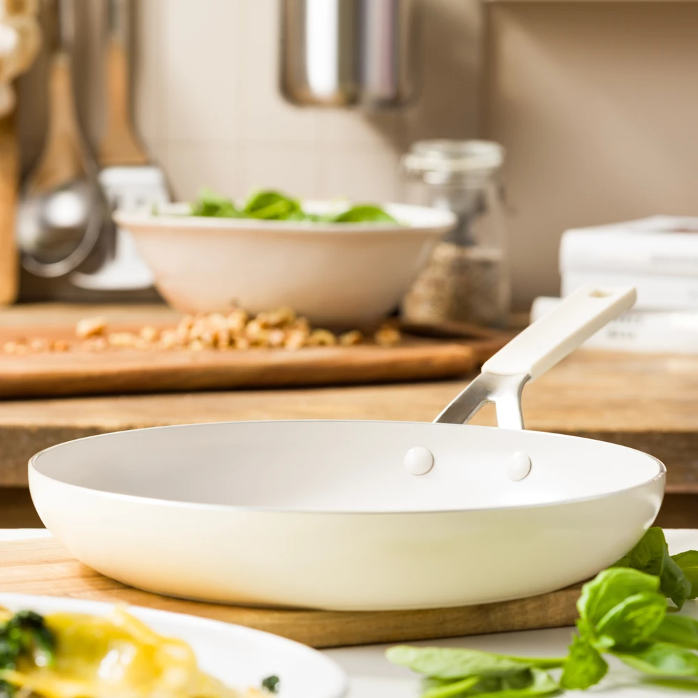KitchenAid - Spalvota aliuminio keptuvė - migdolų kremo spalvos - 24 cm