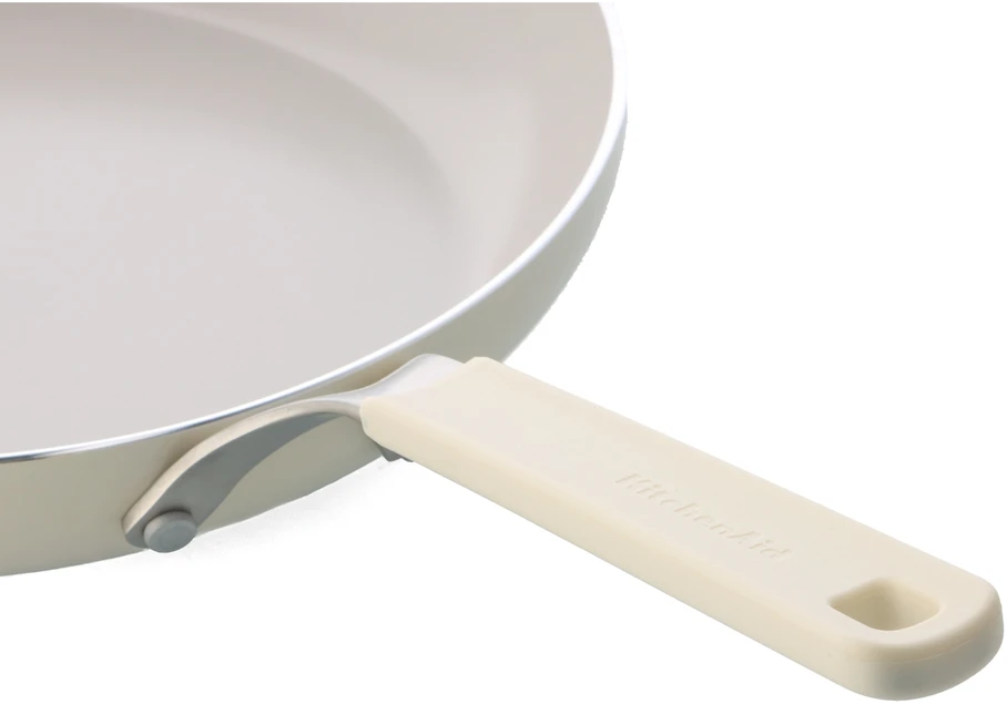 KitchenAid - Spalvota aliuminio keptuvė - migdolų kremo spalvos - 28 cm