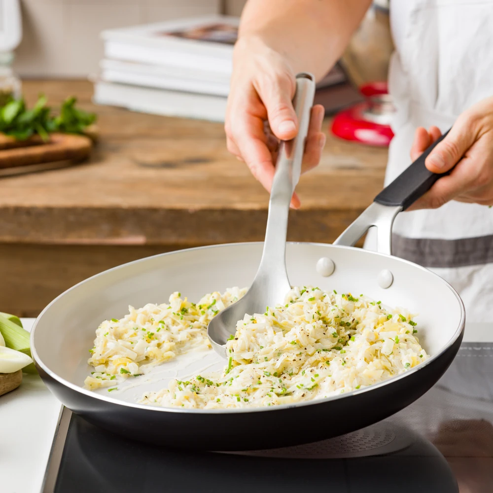 KitchenAid - Spalvota aliuminio keptuvė - matinės juodos spalvos - 30 cm