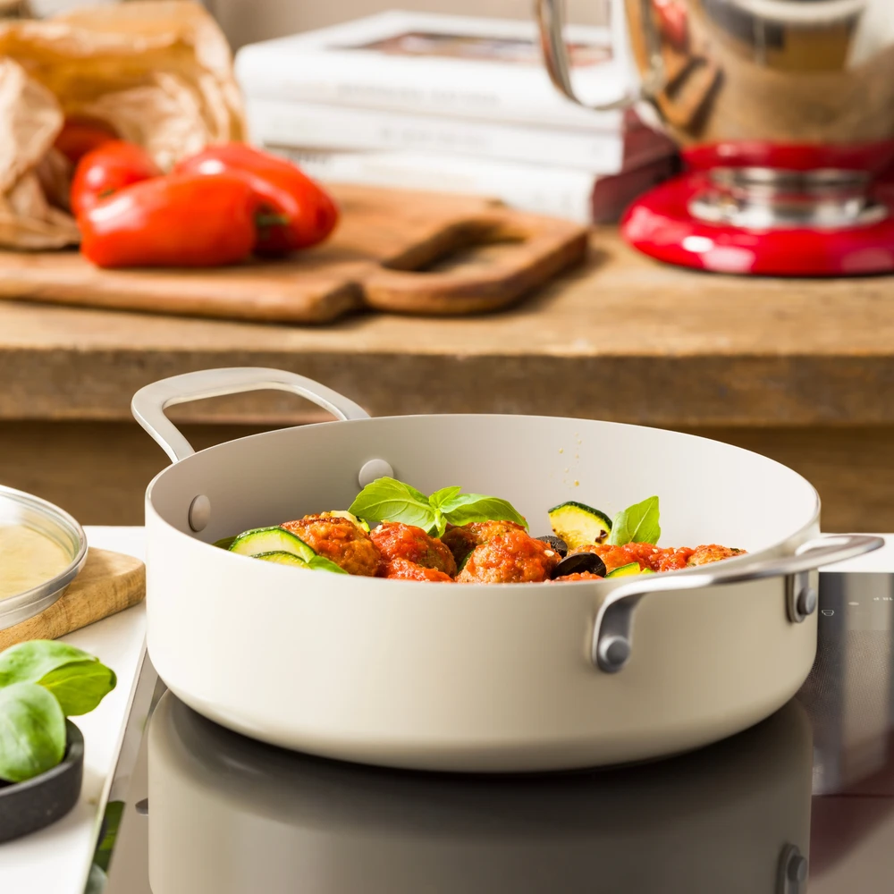 KitchenAid - Spalvota aliuminio keptuvė su 2 šoninėmis rankenomis - migdolų kremo spalvos - 24 cm