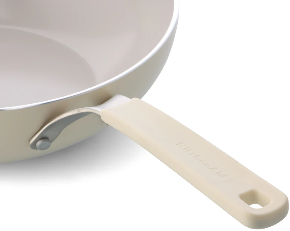 KitchenAid - Spalvota aliuminio keptuvė - migdolų kremo spalvos - 24 cm