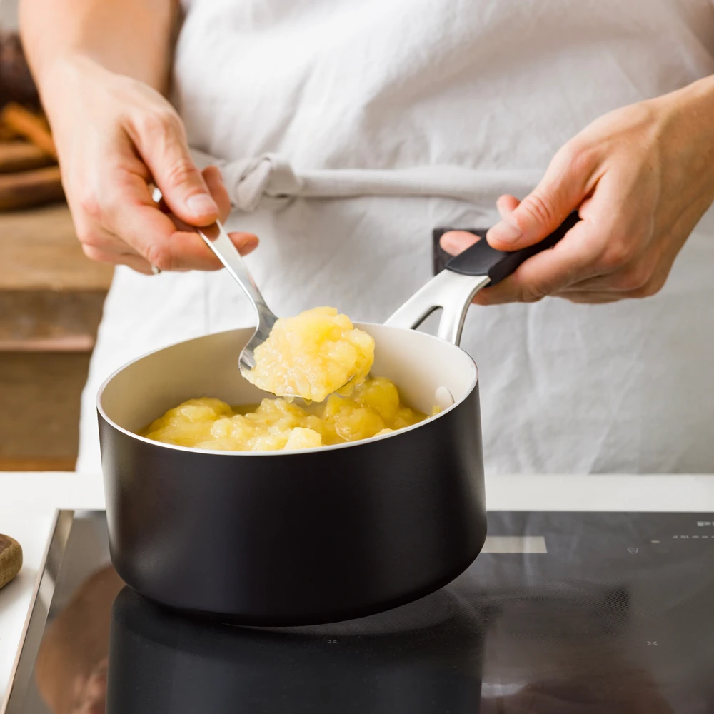 KitchenAid - Spalvotas aliuminio puodas su dangčiu - matinės juodos spalvos - 16 cm