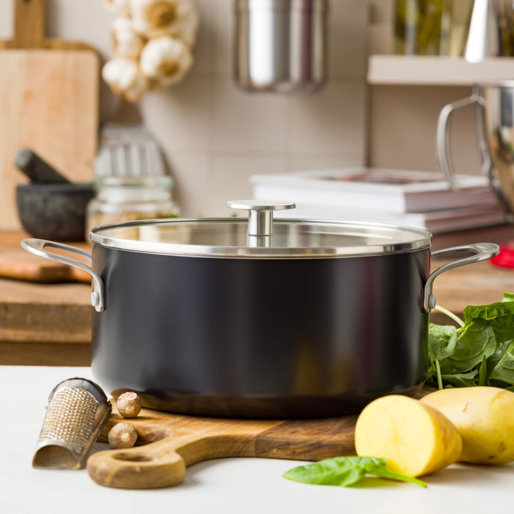 KitchenAid - Spalvotas aliuminio puodas su dangčiu - matinės juodos spalvos - 24 cm / 4,91 l