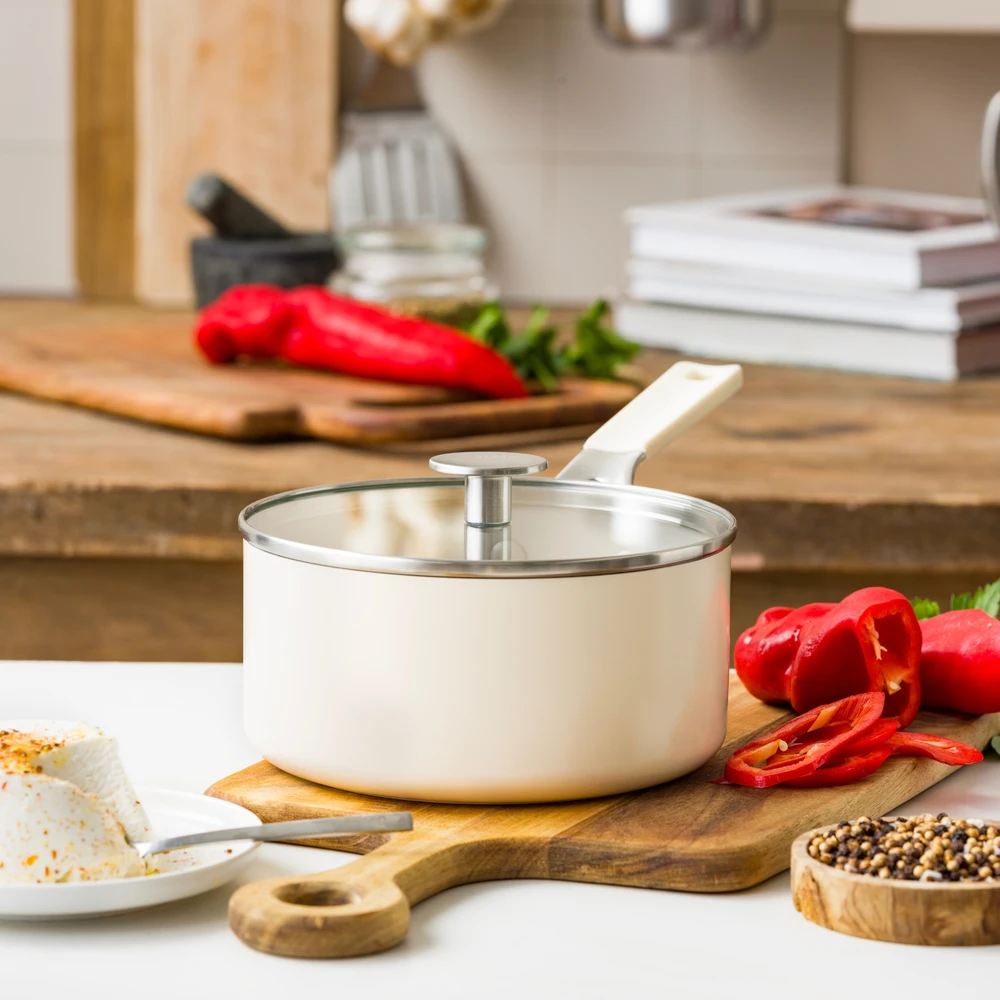 KitchenAid - Spalvotas aliuminio puodas su dangčiu - migdolų kremo spalvos - 16 cm