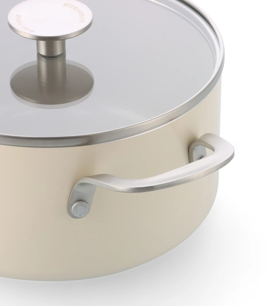 KitchenAid - Spalvotas aliuminio puodas su dangčiu - migdolų kremo spalvos - 24 cm