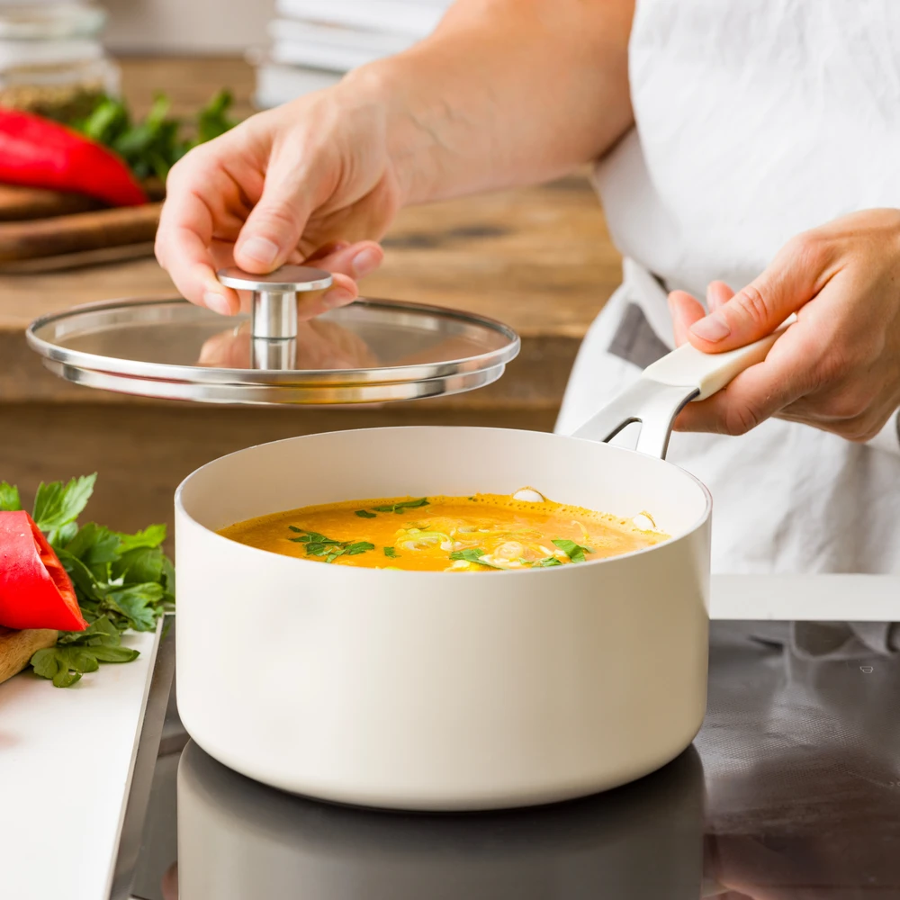 KitchenAid - Spalvotas aliuminio puodas su dangčiu - migdolų kremo spalvos - 16 cm