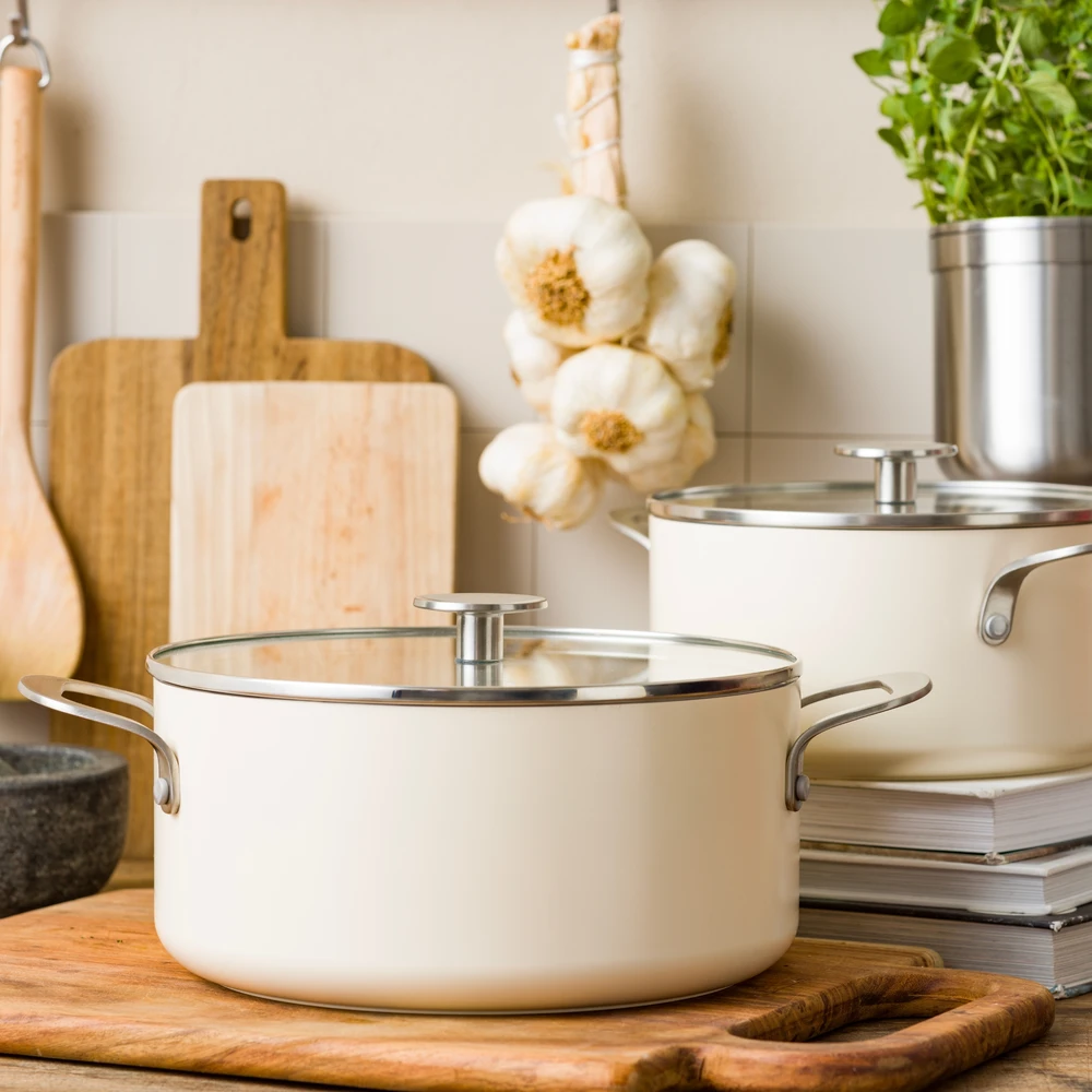 KitchenAid - Spalvotas aliuminio puodas su dangčiu - migdolų kremo spalvos - 24 cm