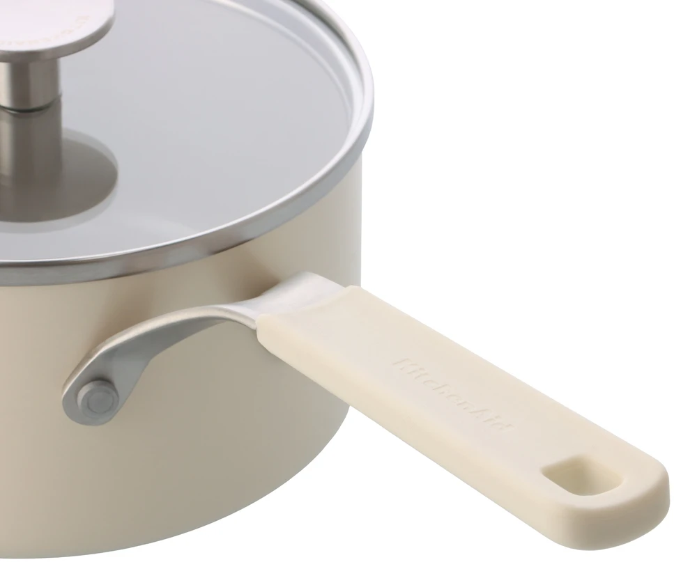 KitchenAid - Spalvotas aliuminio puodas su dangčiu - migdolų kremo spalvos - 16 cm