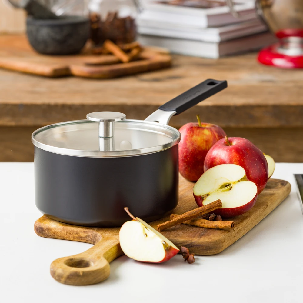 KitchenAid - Spalvotas aliuminio puodas su dangčiu - matinės juodos spalvos - 16 cm
