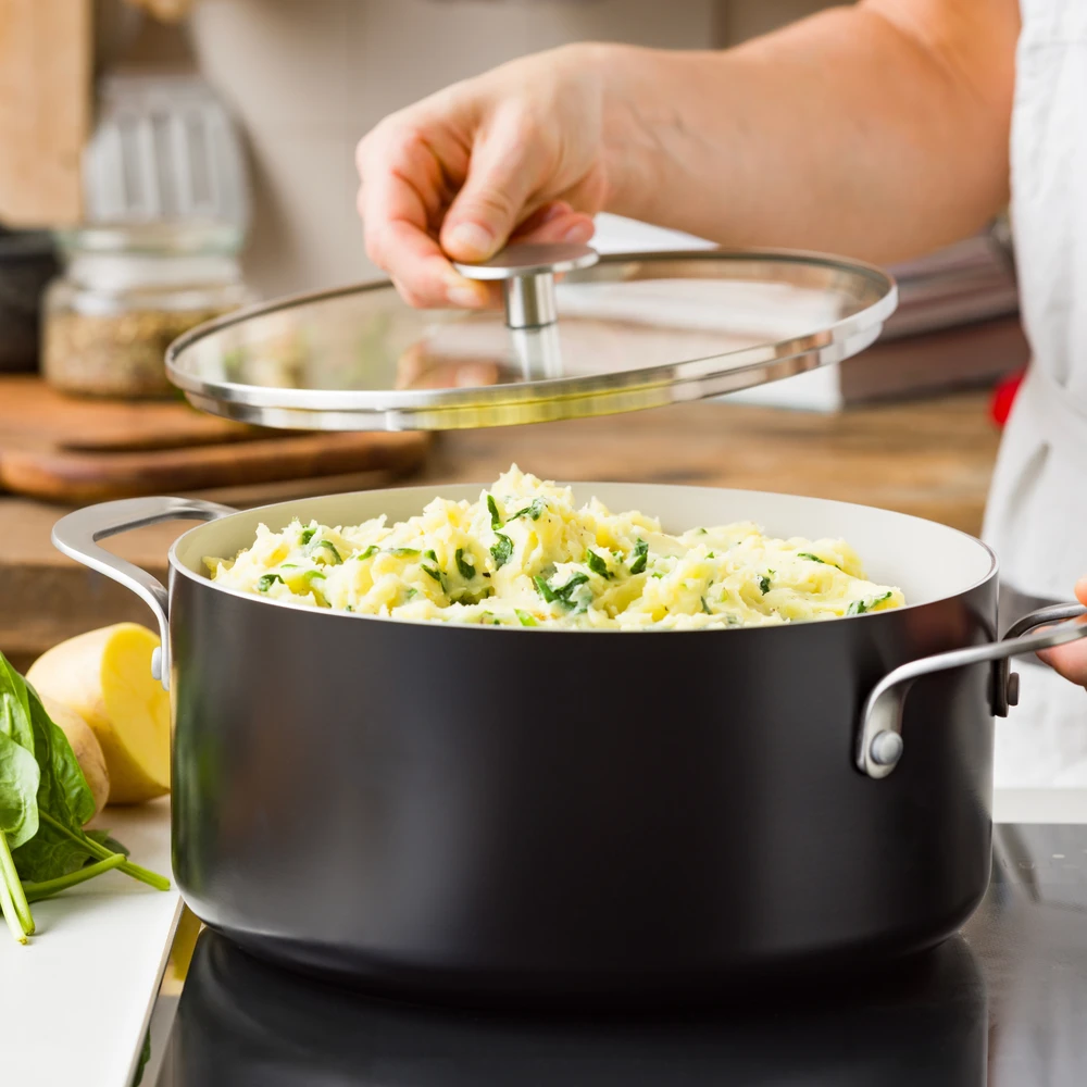 KitchenAid - Spalvotas aliuminio puodas su dangčiu - matinės juodos spalvos - 24 cm / 4,91 l