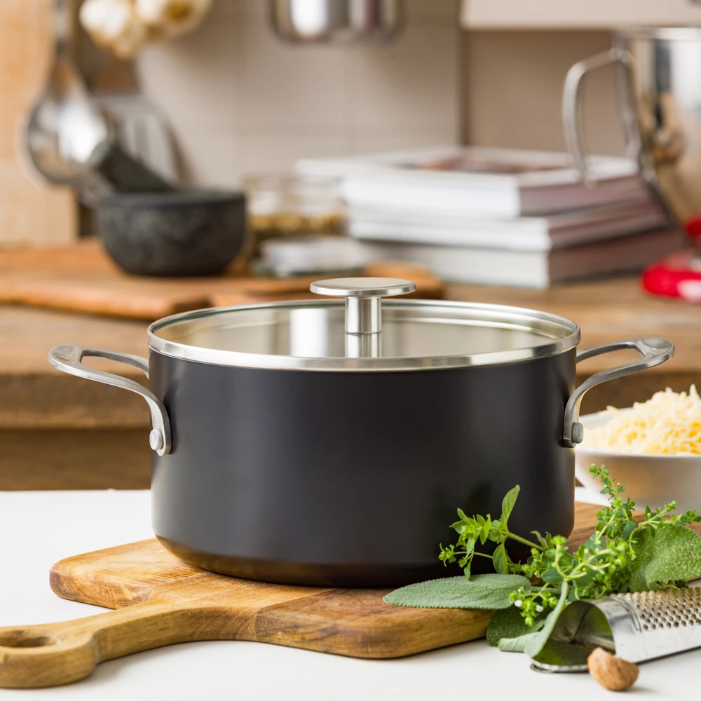 KitchenAid - Spalvotas aliuminio puodas su dangčiu - matinės juodos spalvos - 20 cm