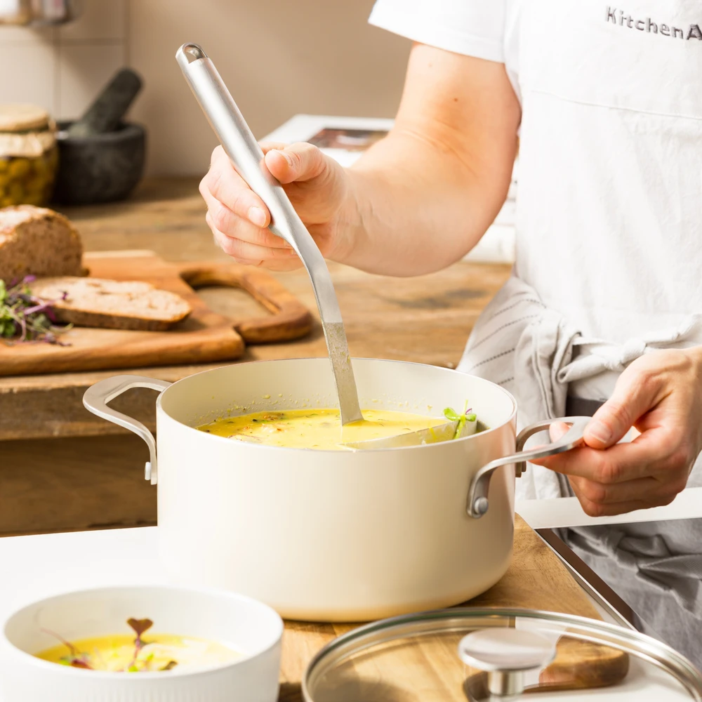 KitchenAid - Spalvotas aliuminio puodas su dangčiu - migdolų kremo spalvos - 20 cm