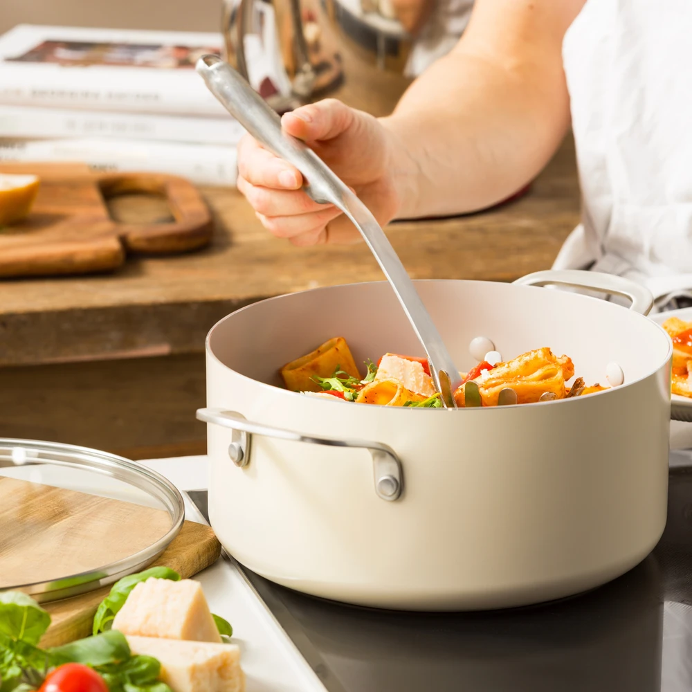 KitchenAid - Spalvotas aliuminio puodas su dangčiu - migdolų kremo spalvos - 24 cm