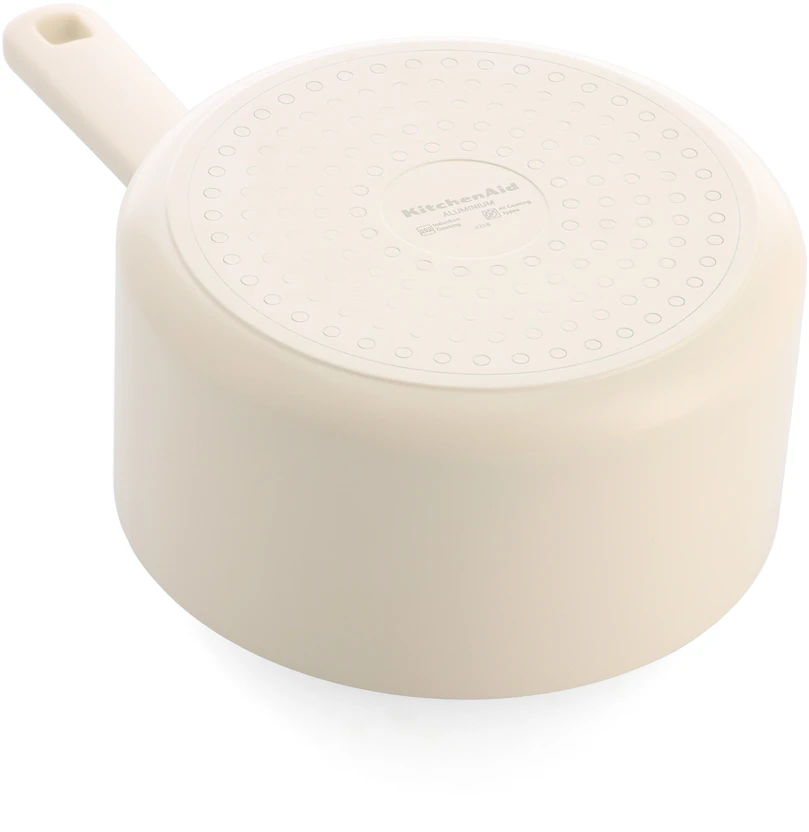 KitchenAid - Spalvotas aliuminio puodas su dangčiu - migdolų kremo spalvos - 16 cm
