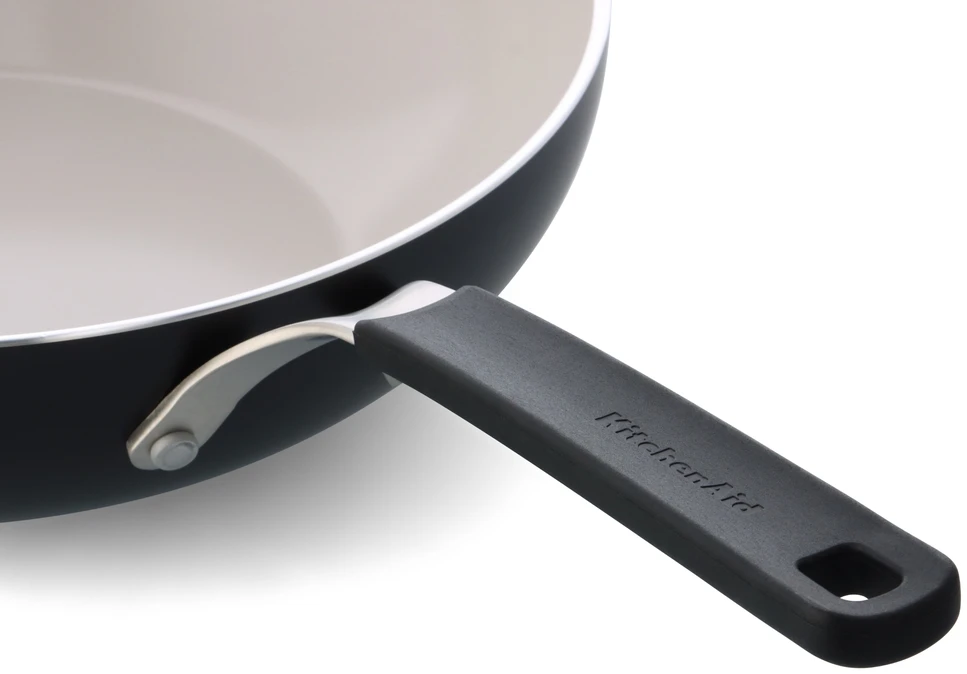 KitchenAid - Spalvotas aliuminio vokas - matinės juodos spalvos - 28 cm