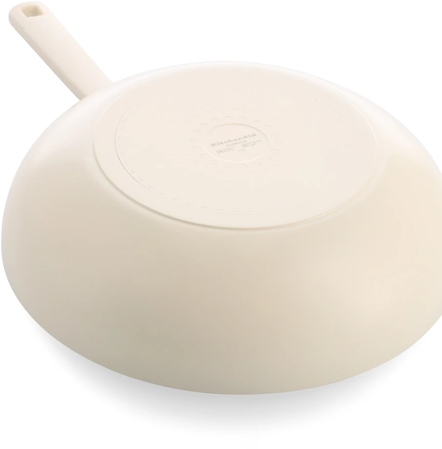 KitchenAid - Spalvotas aliuminio vokas - migdolų kremo spalvos - 28 cm