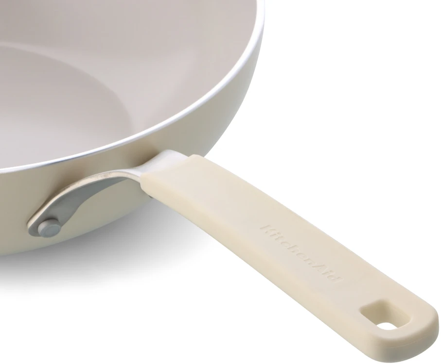 KitchenAid - Spalvotas aliuminio vokas - migdolų kremo spalvos - 28 cm