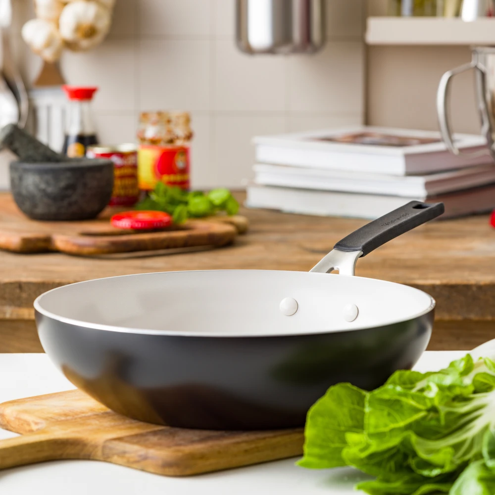 KitchenAid - Spalvotas aliuminio vokas - matinės juodos spalvos - 28 cm